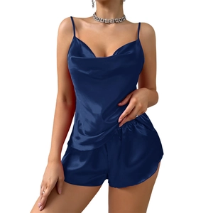 Ensemble de nuit en satin bleu marine avec haut à col bénitier et short soyeux