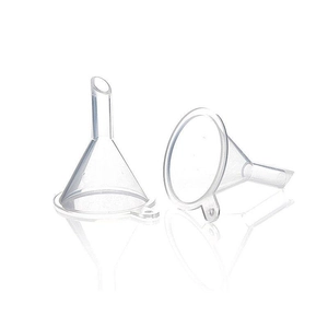 Mini entonnoirs en plastique transparent pour parfum et cosmétiques sur fond blanc