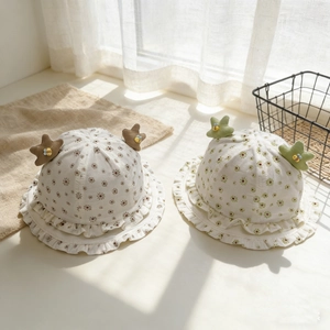 Chapeau de soleil bébé à motif floral, bords volantés et étoile 3D brodée