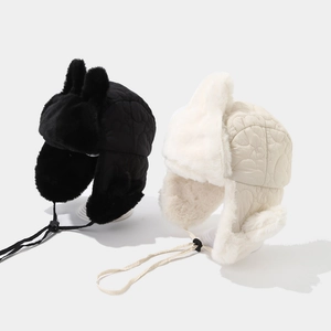 Detalle de gorro de invierno con tela acolchada de corazones y forro de piel sintética