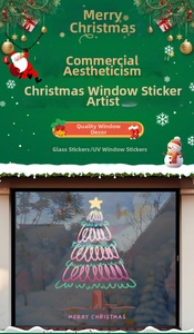 Détail d'un autocollant de fenêtre sapin de Noël coloré avec texte Merry Christmas