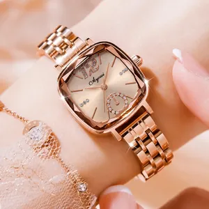 Vue macro d'une montre carrée en or rose avec index en diamant et bracelet à maillons