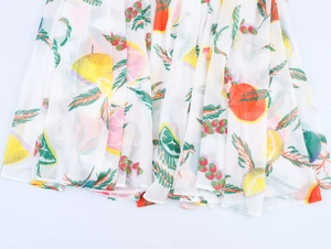 Détail du tissu en mousseline blanche légère avec imprimés frais de citron et d'orange