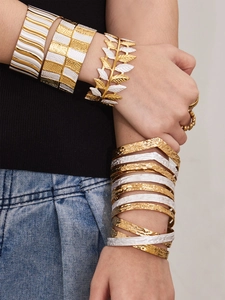 Details breiter geometrischer 18k vergoldeter Armreifen und Ringe mit weißem Emaille