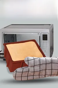 Detailopname van een bruine siliconen bakvorm met verse cake voor bakken in een waterbad