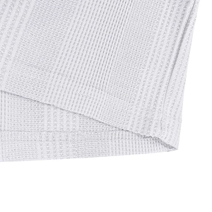 Gros plan sur le tissu en maille respirante et les coutures de précision du polo blanc