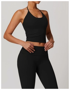 Détail du débardeur de yoga dos nu noir et du legging taille haute texture mate