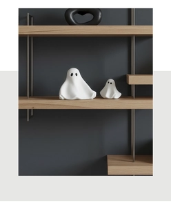 Set van twee witte keramische spookbeelden op houten plank voor minimalistische Halloween