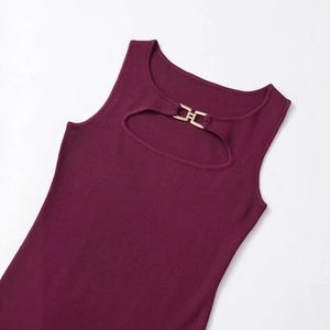 Robe en maille sans manches bordeaux avec détail évidé et boucles métalliques dorées au buste