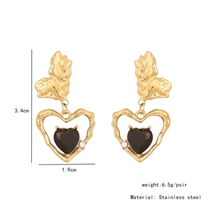 Détail de boucles d'oreilles cœur en acier inoxydable doré avec pierre noire et mesures