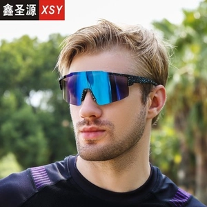 Detalle de gafas deportivas con montura de estrellas azules y lentes de espejo de colores