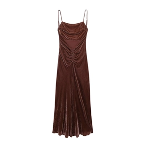 Elegante abito lungo in velluto marrone con arricciatura sul retro e vestibilità slim