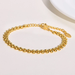 Detail of golden wheat-link bracelet featuring lobster clasp and K18 hallmark tag