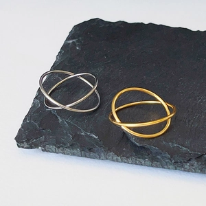 Minimalist interlaced double loop titanium steel ring in gold and silver finish