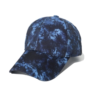 Détail de la casquette de baseball en coton tie-dye bleu et noir à six pans