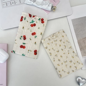 Custodie per telefono in chiffon con motivi a ciliegie e fiori sulla scrivania