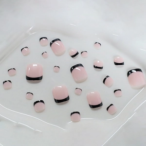 Unghie finte per piedi stile francese rosa chiaro con punte nere classiche moda