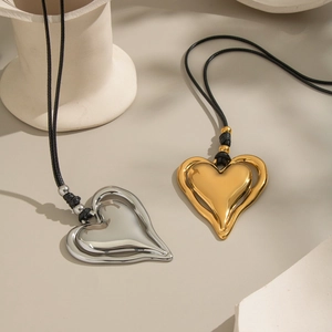 Colliers minimalistes avec pendentifs cœur or et argent sur cordons noirs pour le quotidien