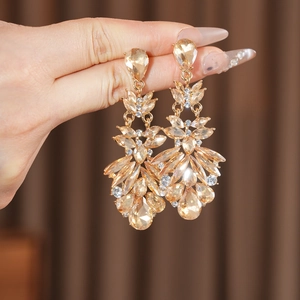 Gros plan détaillé de boucles d'oreilles vintage champagne avec pampilles en cristal