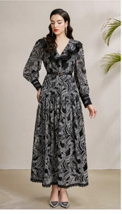 Détail de l'encolure en V avec dentelle et motif paisley sur cette robe longue noire