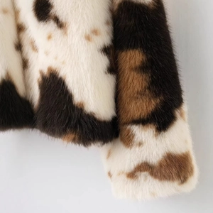 Veste en fausse fourrure à motif animalier noir, blanc et marron au style chic
