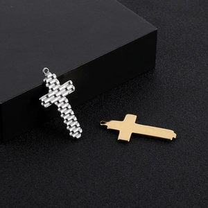 Pendentifs croix en acier inoxydable or poli et argent texturé en vue à 45 degrés