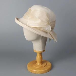 Detailansicht eines eleganten Seidenhutes mit großer Schleife und Vintage-Rollrand