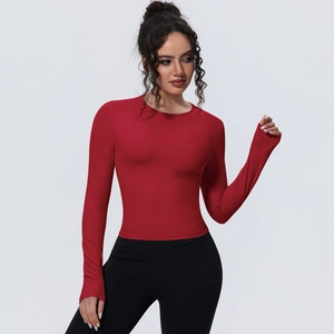 Haut de yoga rouge à manches longues avec coupe ajustée et tissu en maille respirant