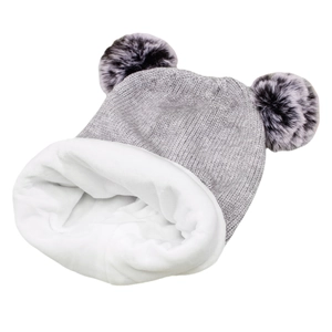 Dettaglio cappello invernale grigio bimbi con due pompon e fodera in pile calda e soffice