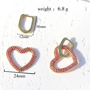 Dettagli degli orecchini a cuore in oro 18K con zircone rosso e misure dimensionali