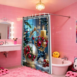 Détail du rideau de douche de Noël avec boules rouges, nœuds dorés et motif bougie