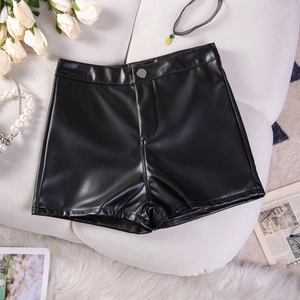 Flachbild von schwarzen PU-Leder-Shorts mit hoher Taille und Silberschnallen auf Sofa