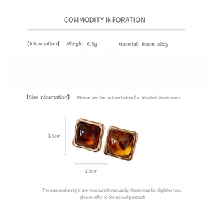 Detailed spec sheet showing 1.5cm square amber resin earrings with gold alloy frames