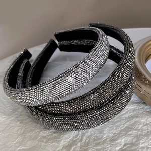 Primo piano dettagliato di un set da tre cerchietti con strass nei colori argento e grigio