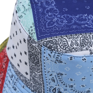 Gros plan du chapeau bob en patchwork paisley avec coutures fines et texture de tissu épais