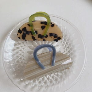 Mollette per capelli leopardate e a righe su un vassoio decorativo in vetro