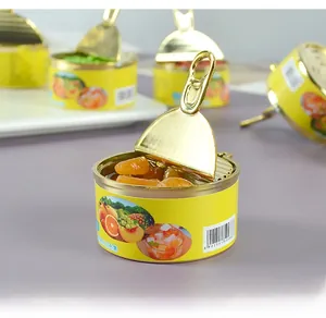 Makroaufnahme von Mini-Obstkonservenmodell mit realistischem Golddeckel und Etikett