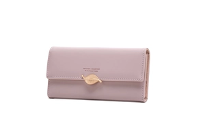 Detail der fliederfarbenen Brieftasche mit goldener Blattschnalle und Texturleder