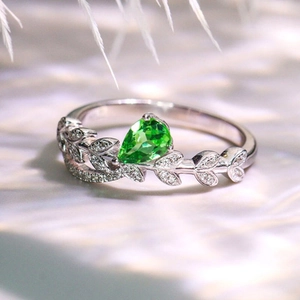 Elegante anillo de hoja plateado con gema verde de pera y detalles de micropavé