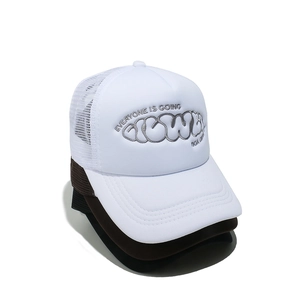 Mesh-Trucker-Caps in Weiß, Braun und Schwarz mit gestickten Buchstaben für Strandurlaub