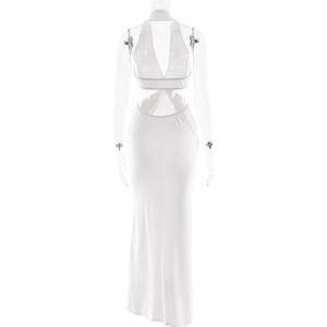 Détail de l'élégante robe longue blanche dos nu avec un design ajouré raffiné