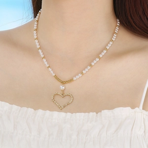 Nahaufnahme des Herzanhängers und der Barockperlenkette auf einer eleganten Edelstahlkette