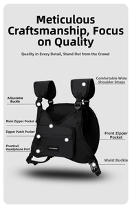 Taktische Brusttasche mit mehreren Reißverschlusstaschen, breiten Gurten und Kopfhörer.