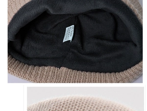 Detail van warme wintermuts met dikke fleecevoering en gebreide textuur met wasetiket