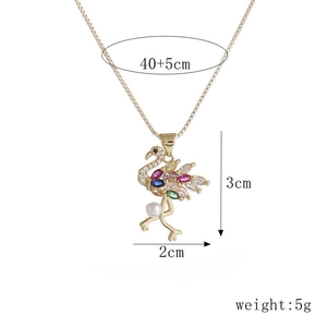Détail du pendentif flamant doré avec cristaux colorés et dimensions de la chaîne