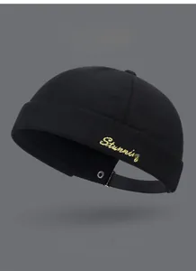 Détail du bonnet sans bord avec broderie jaune et sangle réglable en plusieurs couleurs