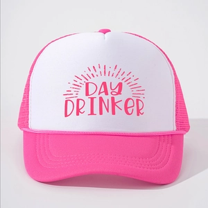Détail du texte Day Drinker et du filet rose sur une casquette trucker rétro stylée