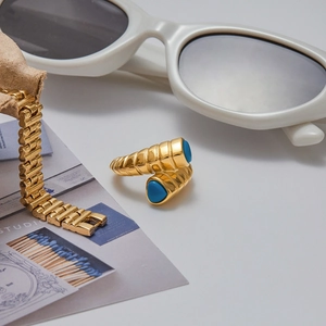 Dettaglio dell'anello a coste in acciaio inossidabile placcato oro 18K con pietre turchesi