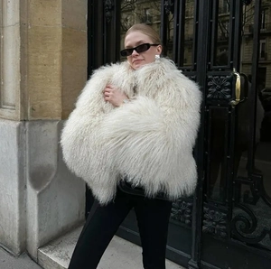 Texture détaillée de fausse fourrure blanche sur une veste chaude à manches longues