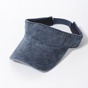 Détail d'un pare-soleil en denim délavé vintage avec une finition usée élégante